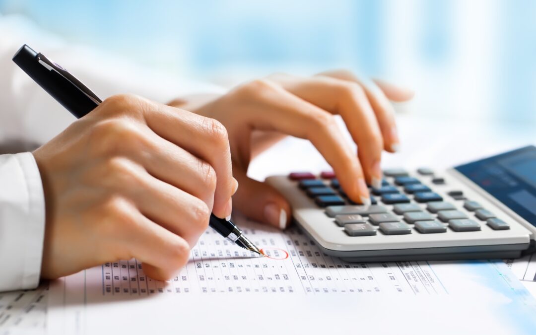 contabilidade trabalhista, ssh, homem mexendo em calculadora