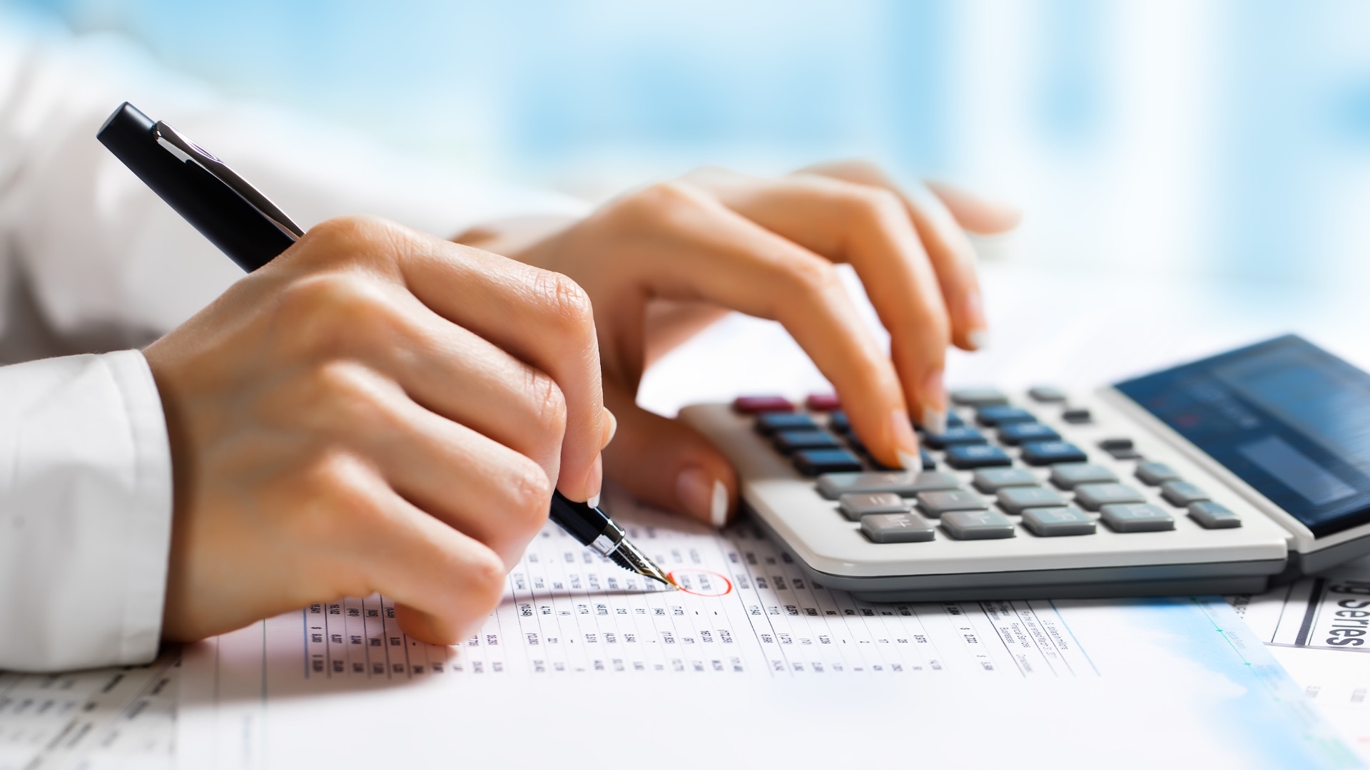 contabilidade trabalhista, ssh, homem mexendo em calculadora